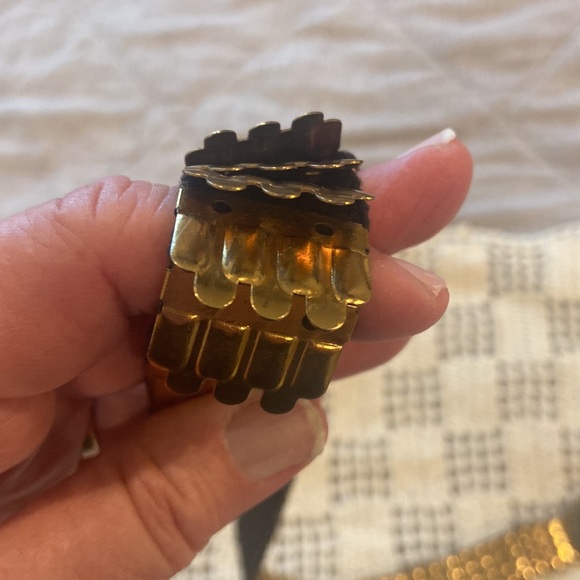 Vintage gold stretch women’s belt .buckle is two-tone with flowers hook closure. - Picture 6 of 10